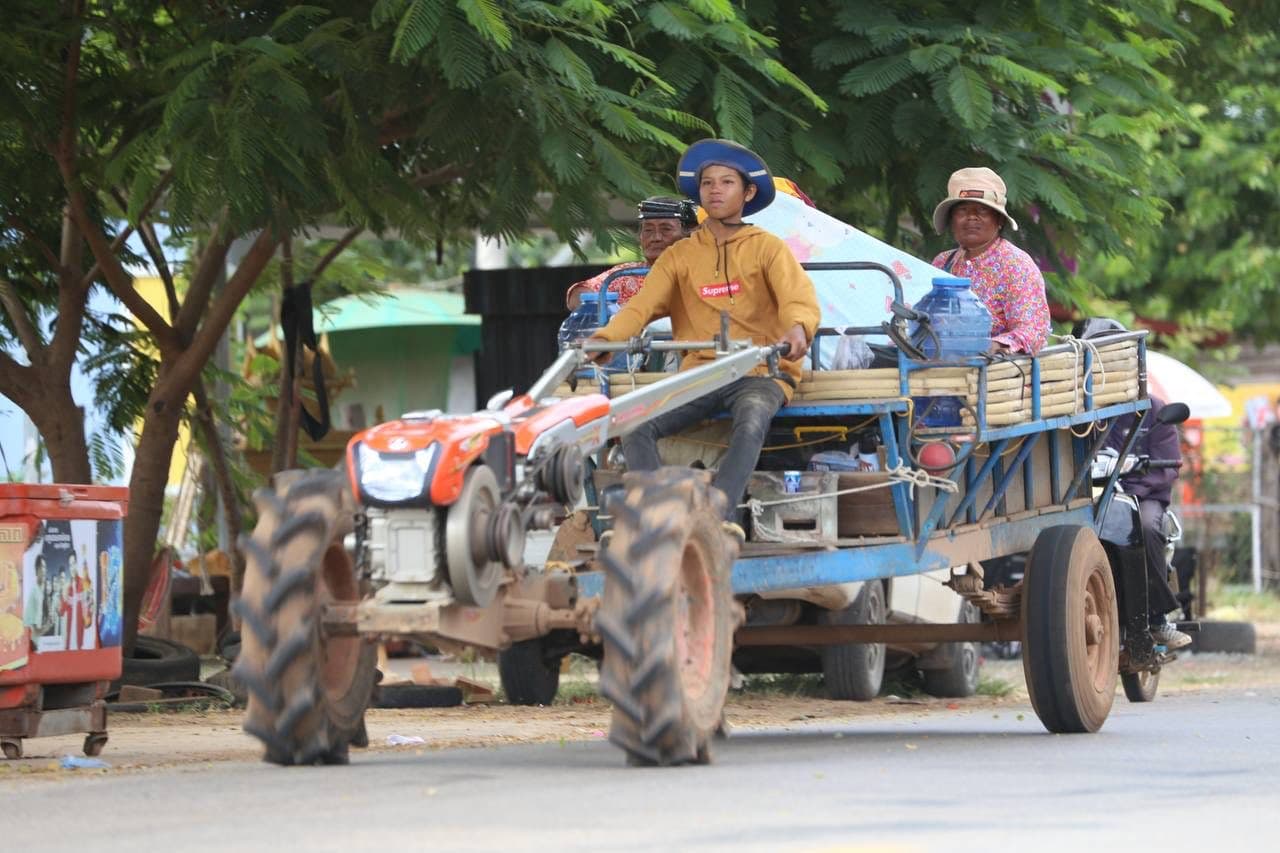 Civilians evacuating under Thai artillery fire from conflict zones