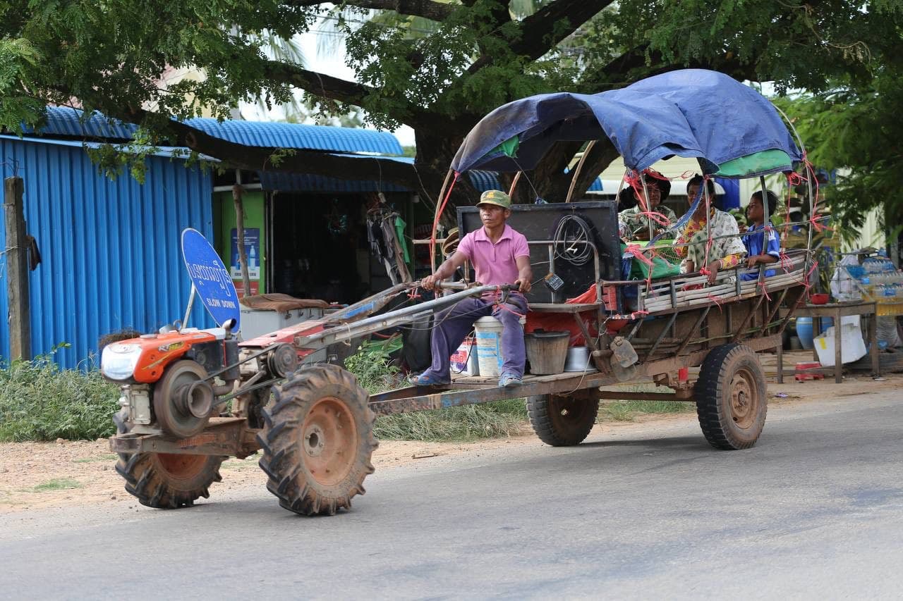 Civilians evacuating under Thai artillery fire from conflict zones
