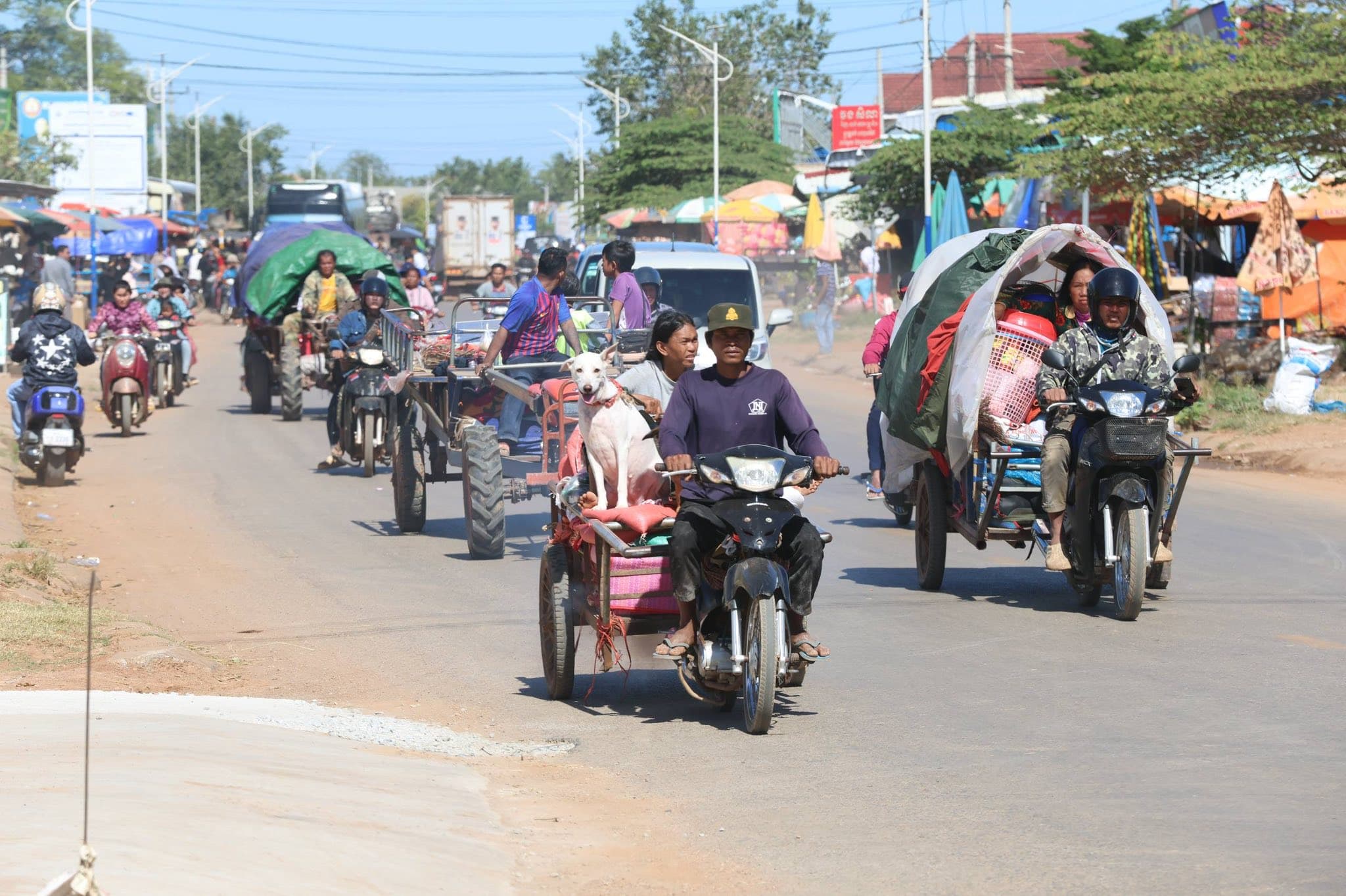 Civilians evacuating under Thai artillery fire from conflict zones