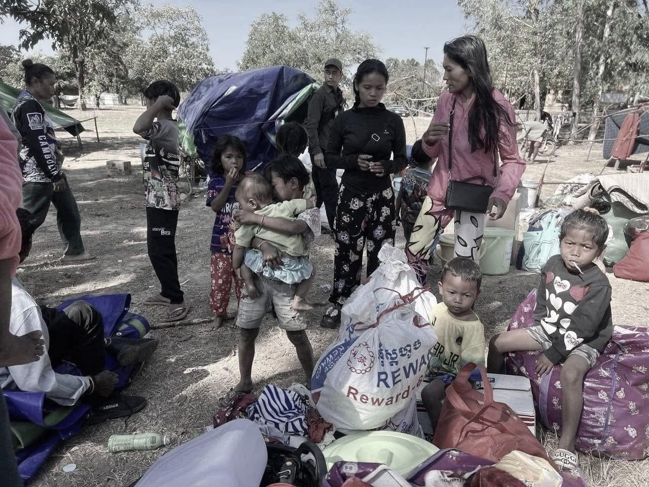 Civilians evacuating under Thai artillery fire from conflict zones