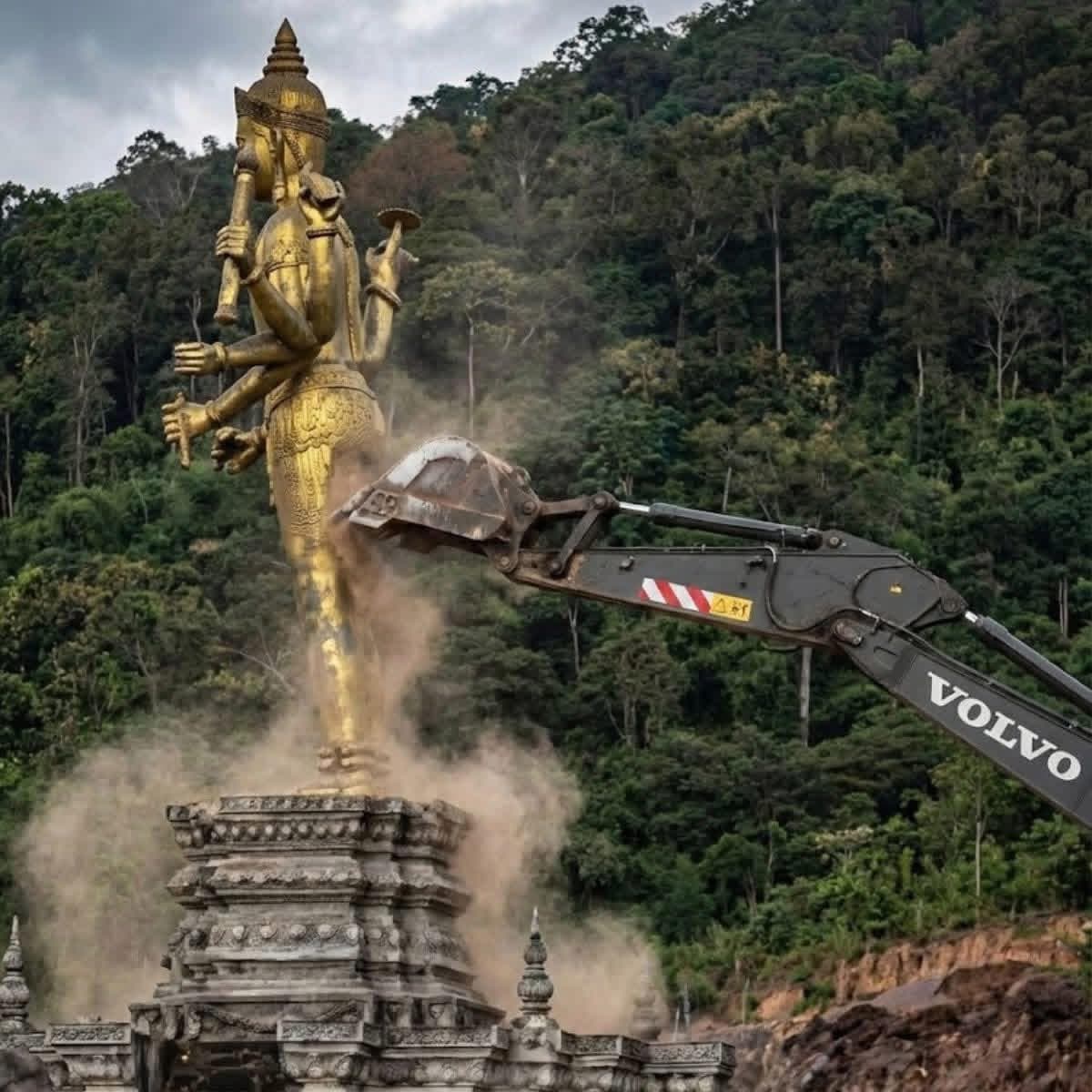 Thai soldiers destroyed Lord Vishnu statue