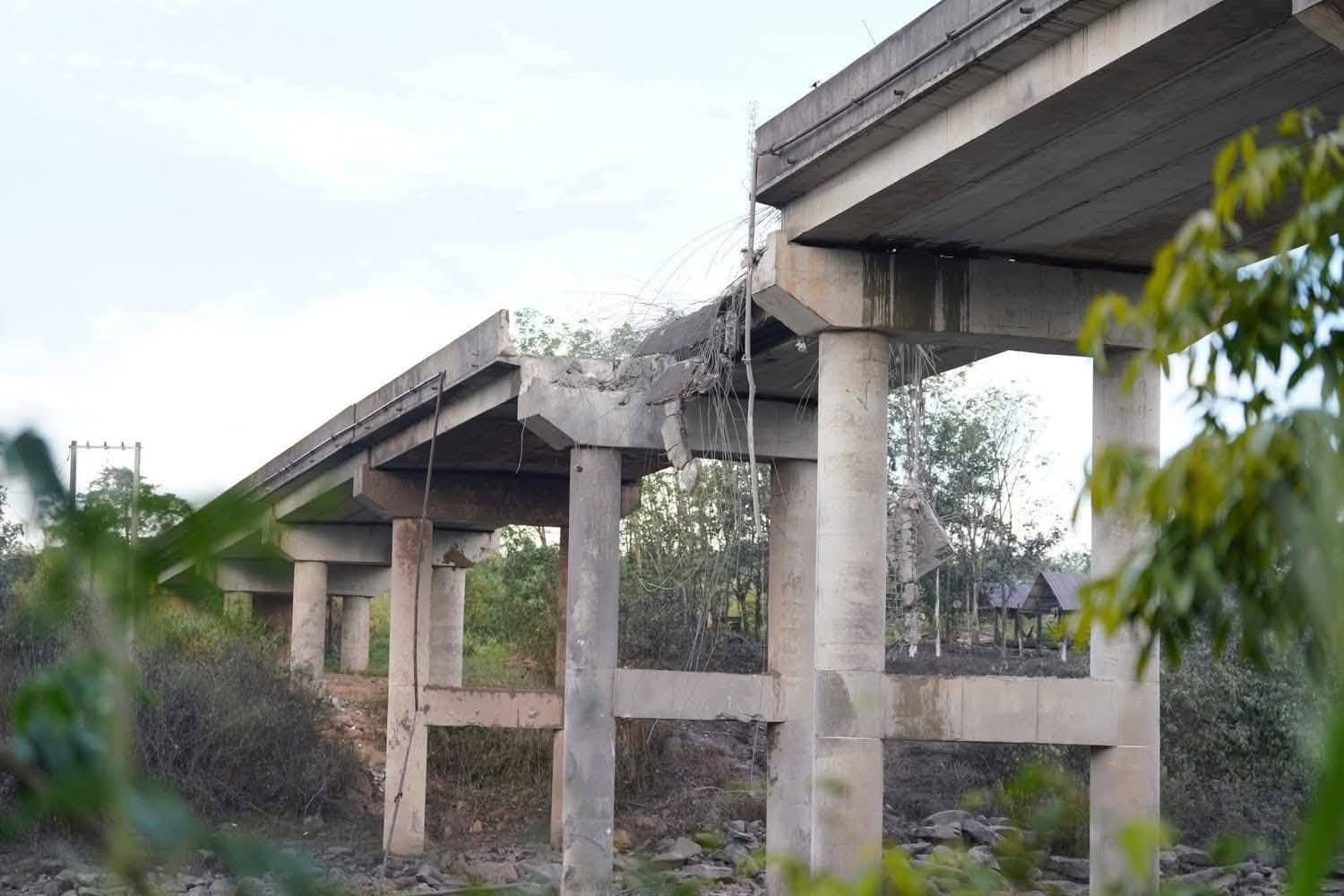 Thai soldiers destroyed bridges