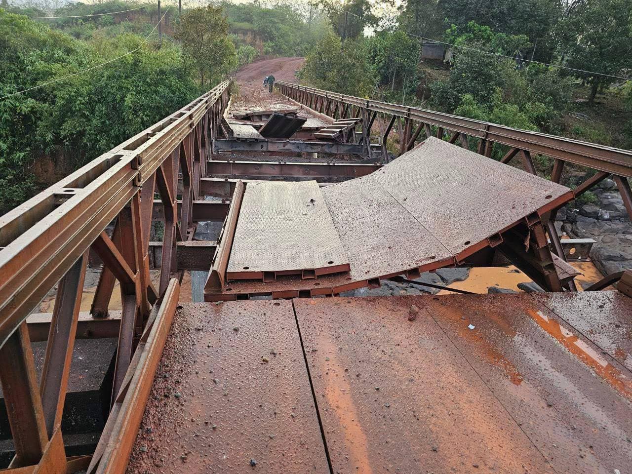 Thai soldiers destroyed bridges